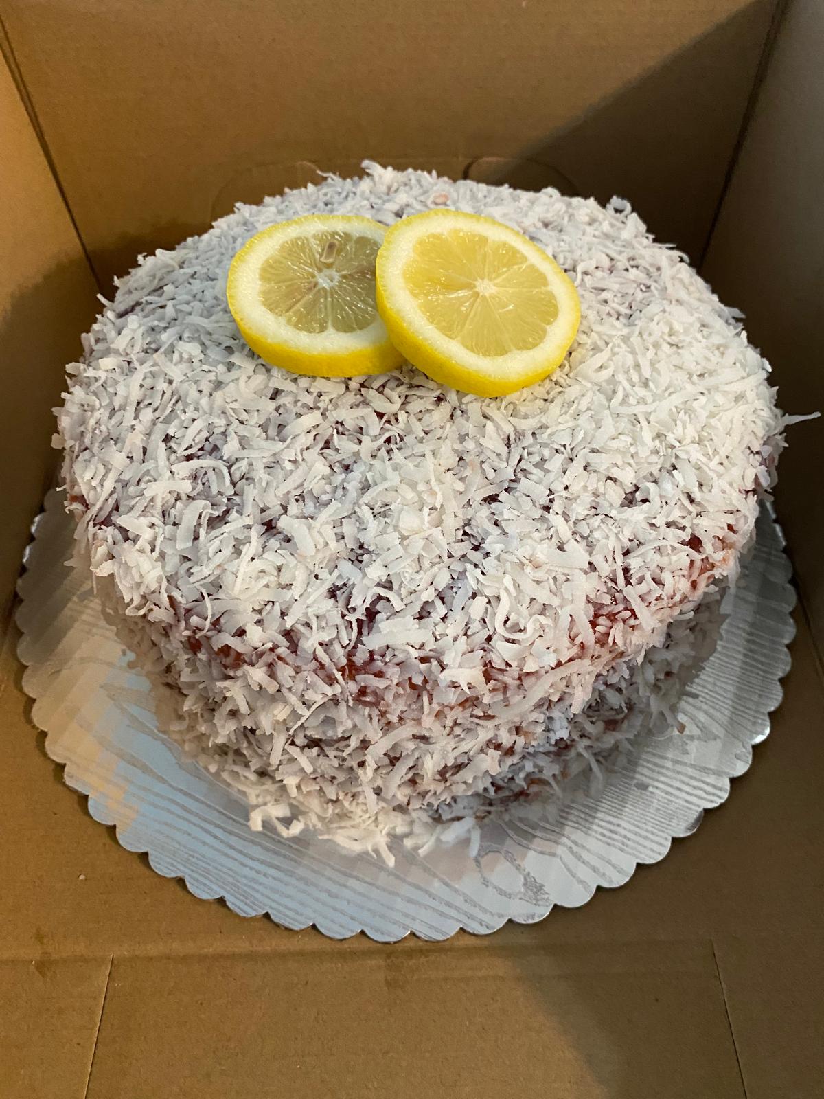 Bizcocho de Limon relleno de Queso Crema Cubierto de Guayaba y Coco